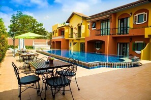 Outdoor pool, pool loungers - Hotel Toscana Trad (Trat)