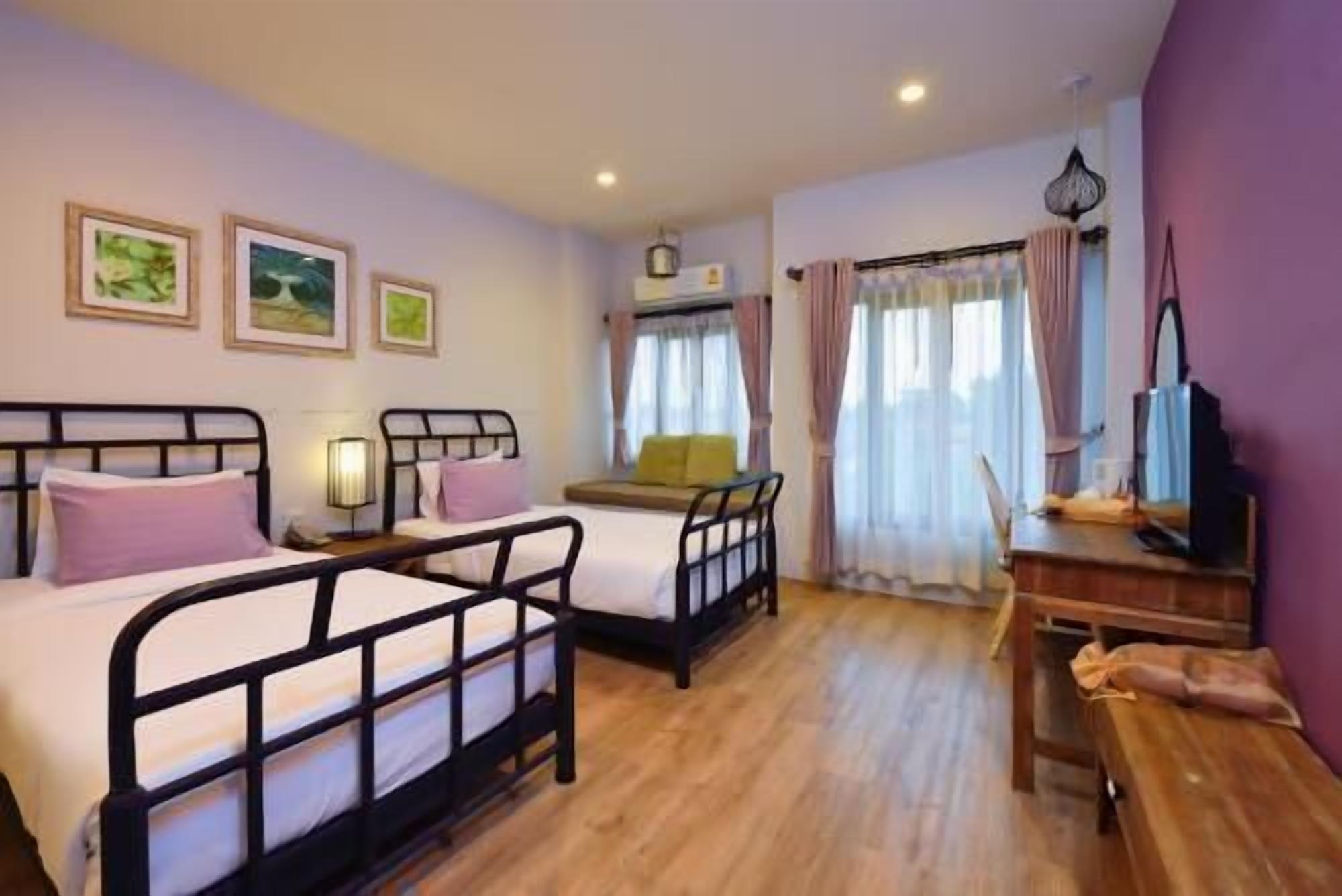 Minibar, escritorio y wifi gratis 