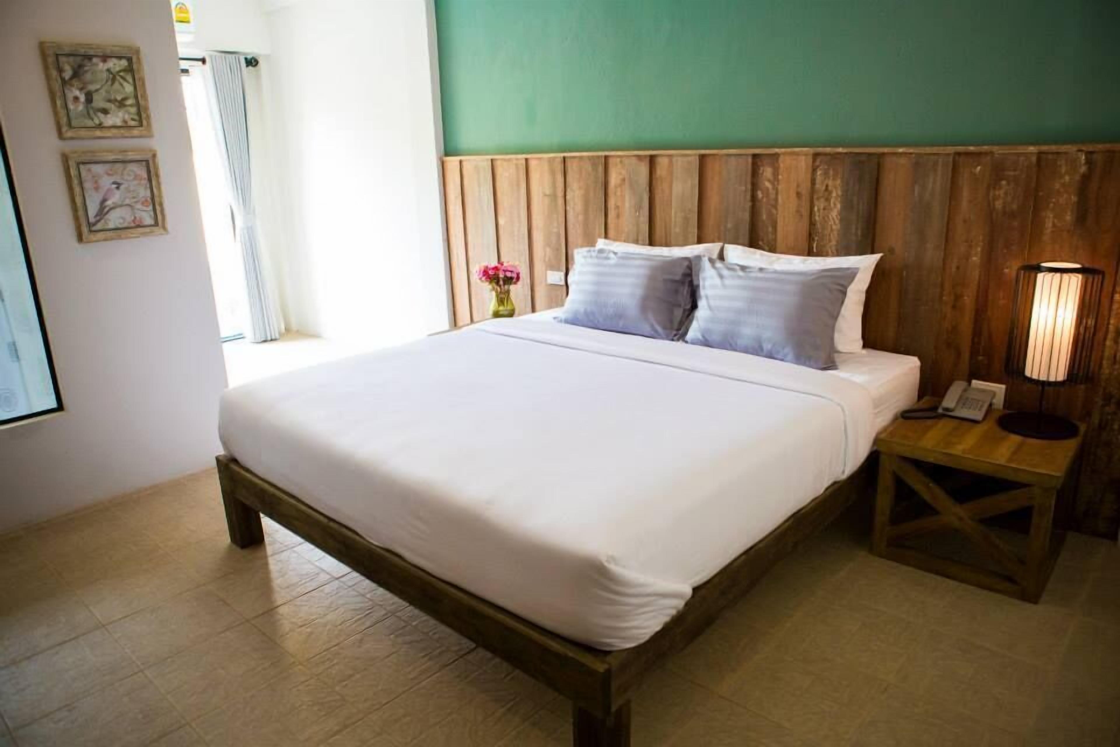 standard double room, balcony | minibar, desk, free wifi