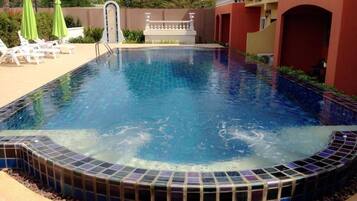 Utendørsbasseng og solsenger