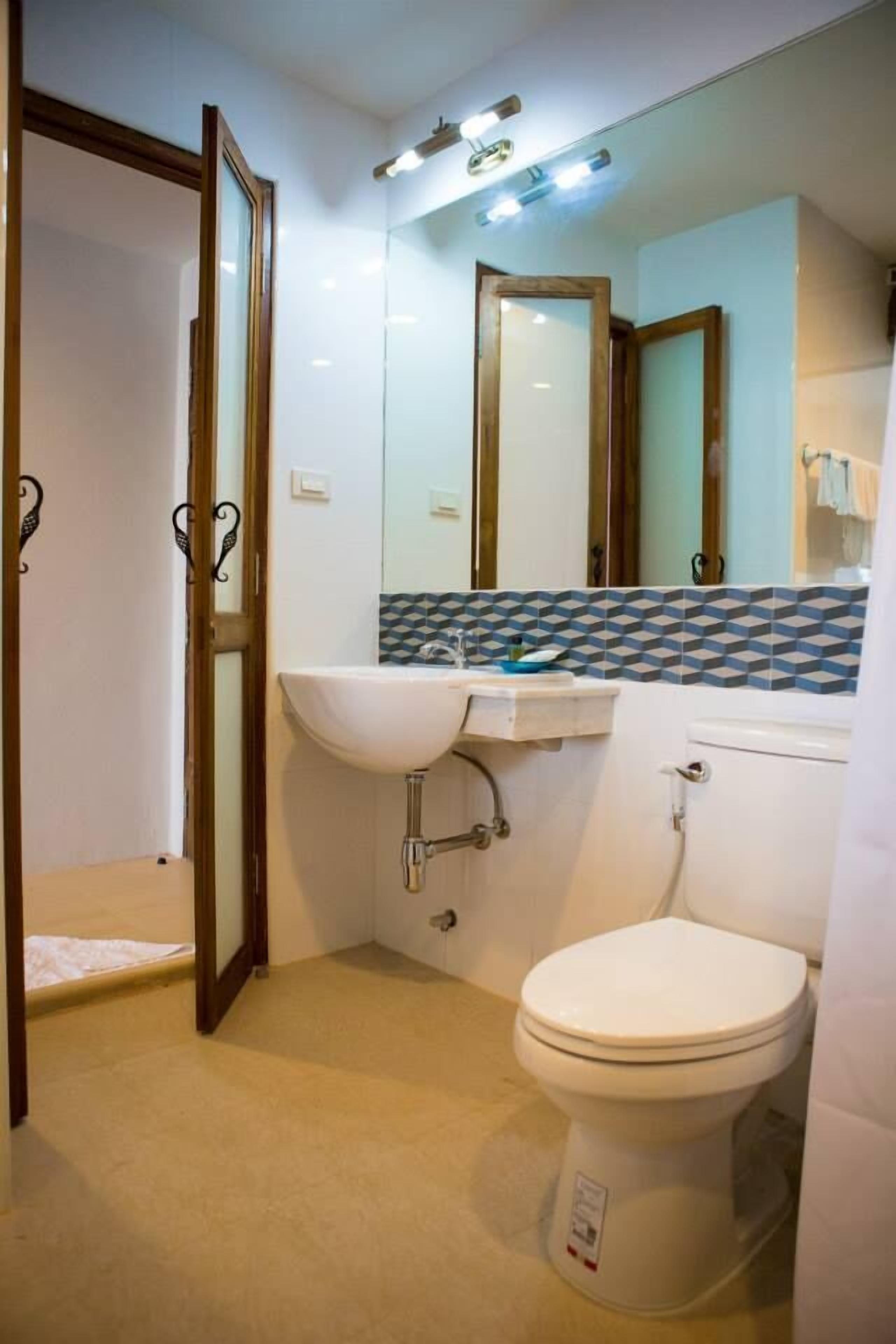 standard, twin bed room | bathroom | shower, free toiletries, hair dryer, bathrobes