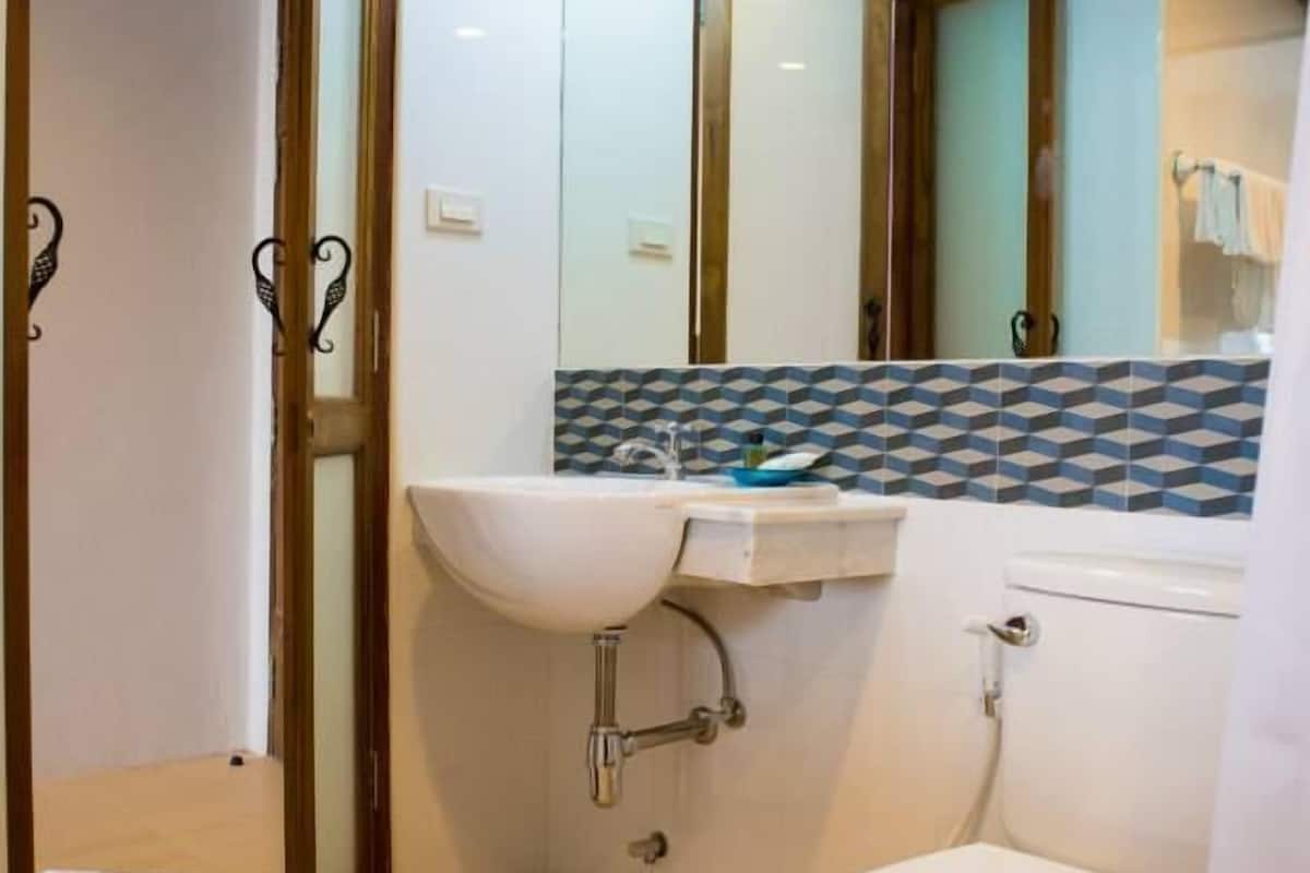 standard, twin bed room | bathroom | shower, free toiletries, hair dryer, bathrobes