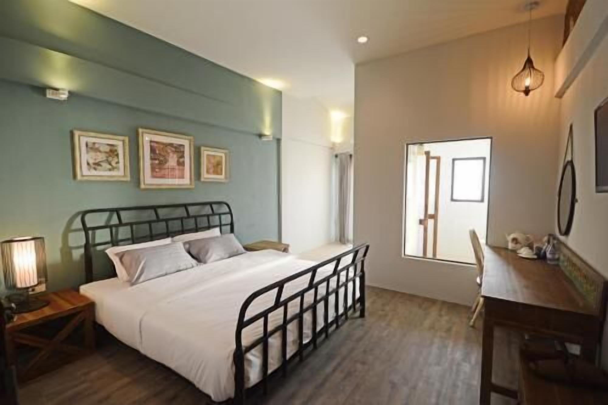 Minibar, escritorio y wifi gratis 