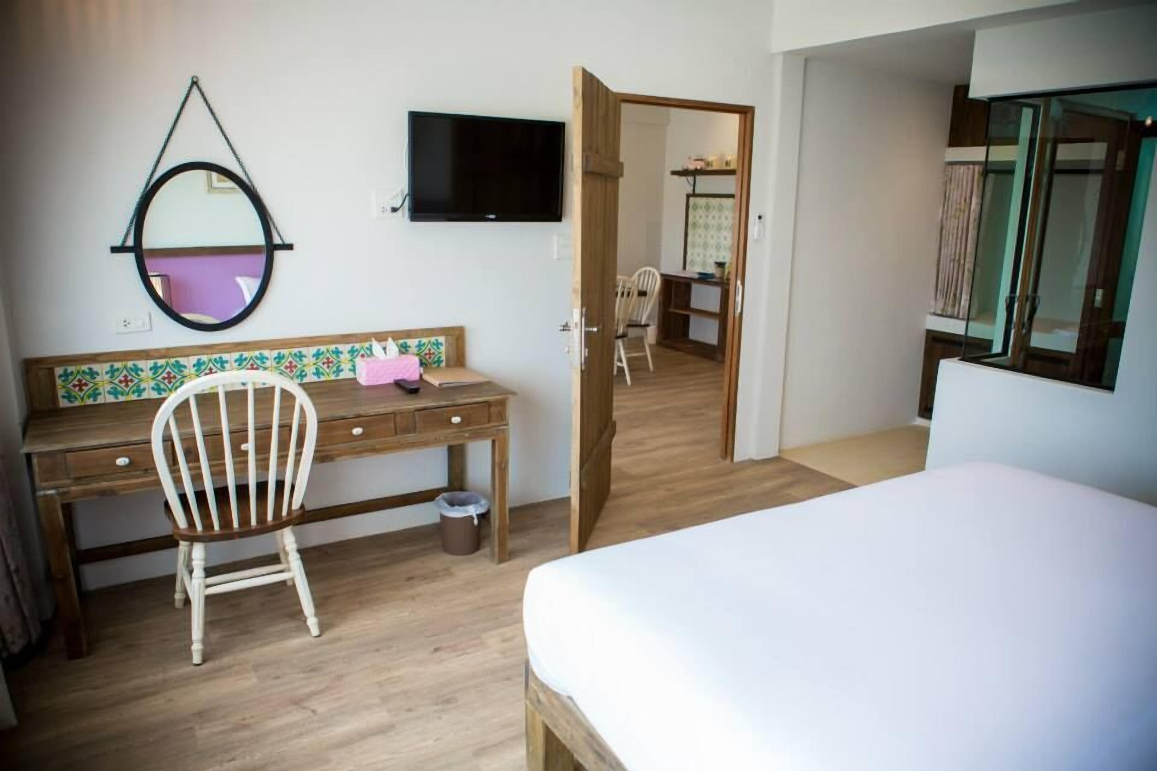 minibar, desk, free wifi