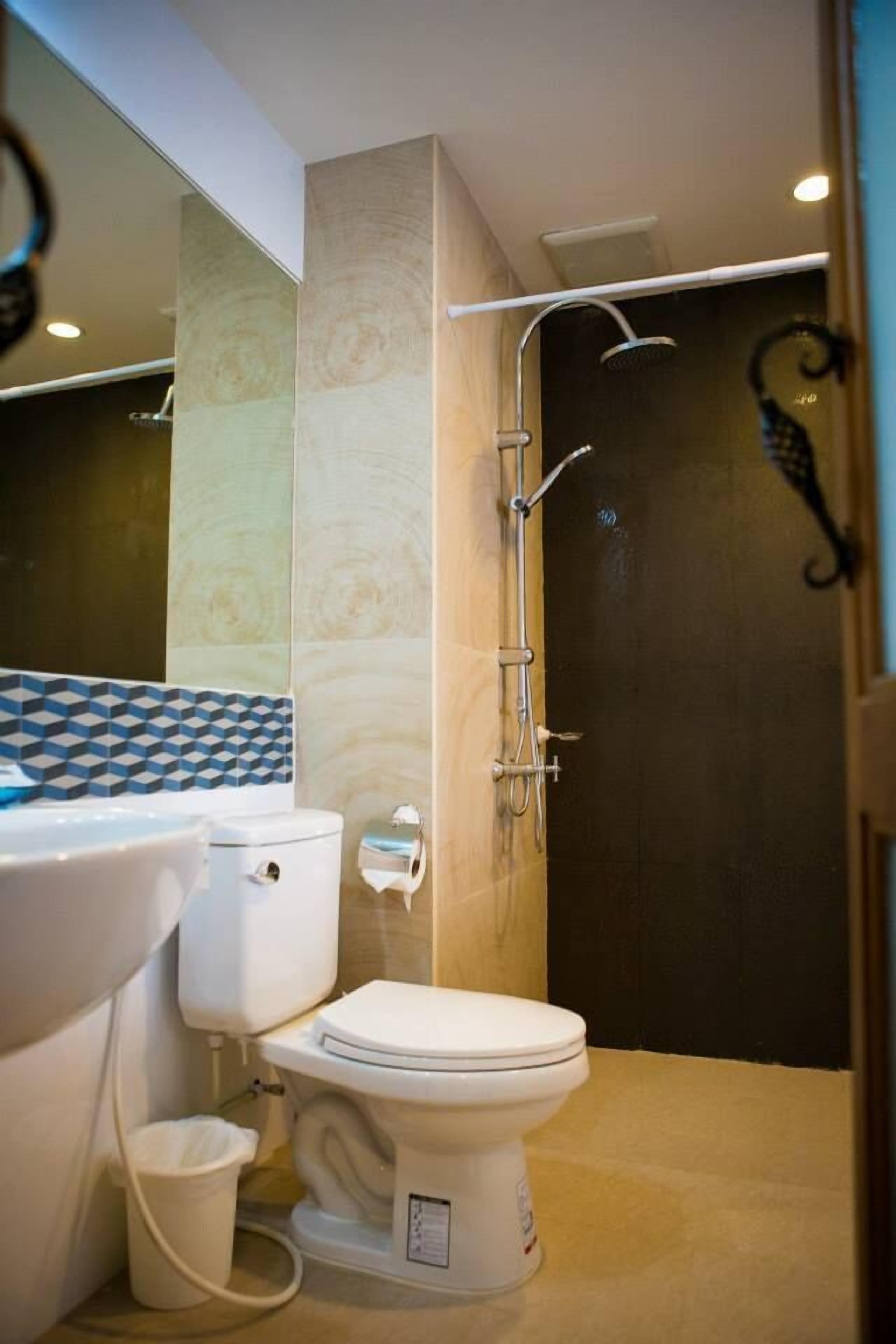 standard, twin bed room | bathroom | shower, free toiletries, hair dryer, bathrobes