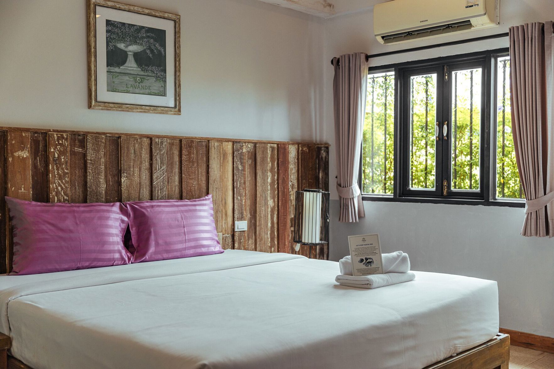 Minibar, escritorio y wifi gratis 