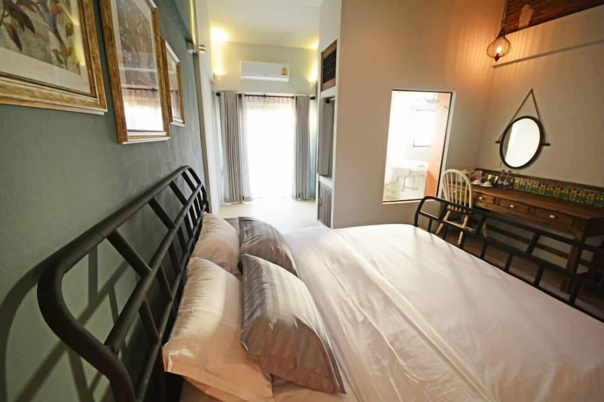 standard double room, balcony | minibar, desk, free wifi