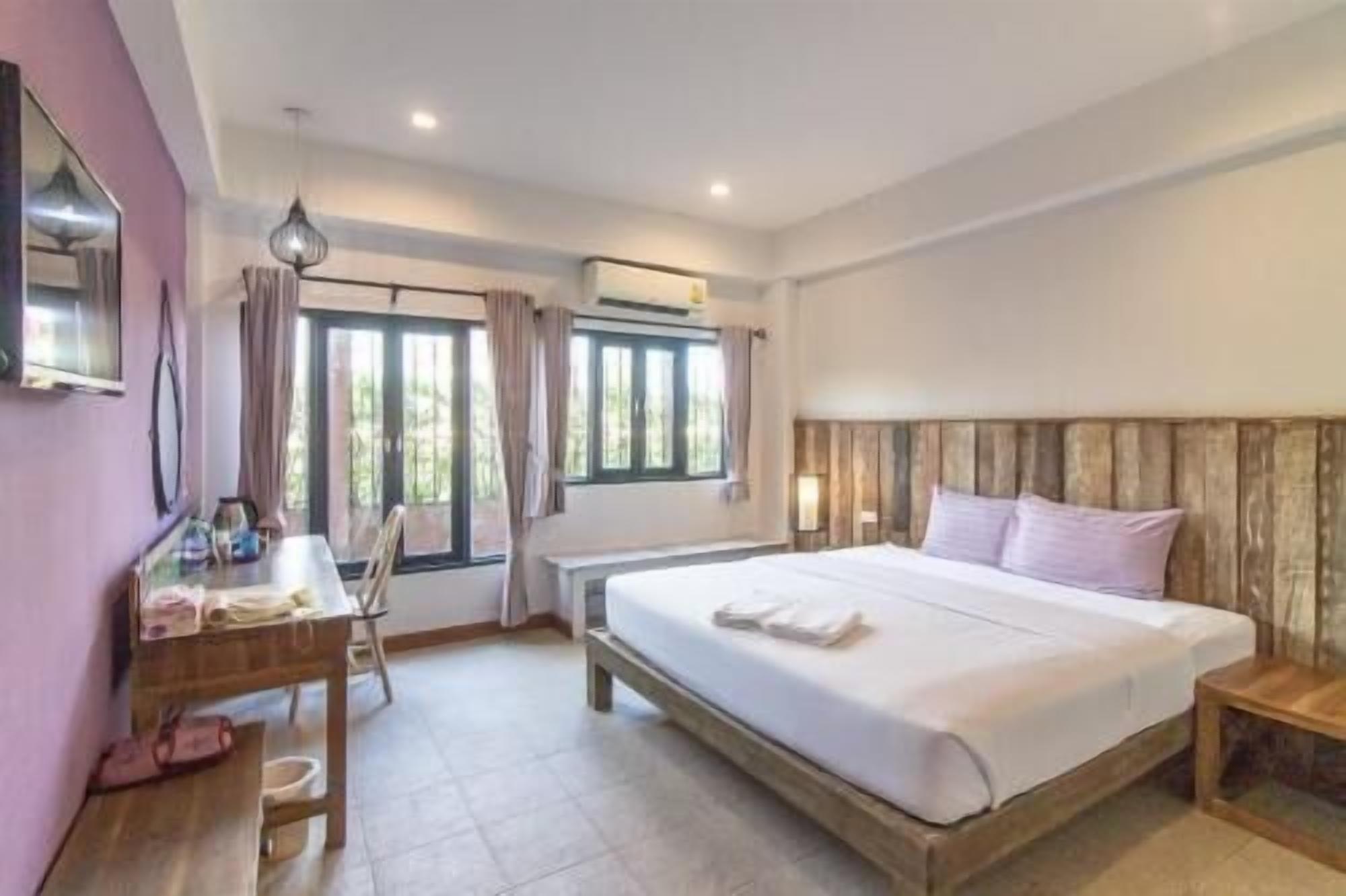 Minibar, escritorio y wifi gratis 