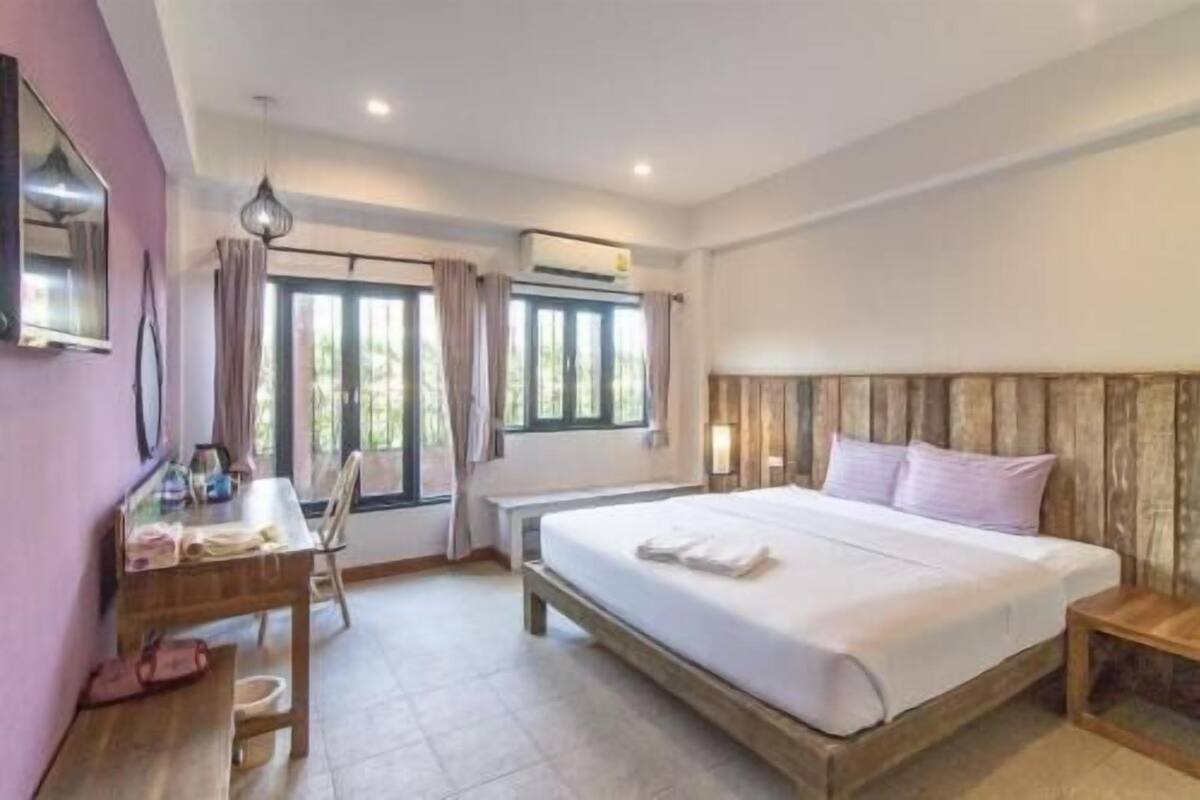 Minibar, escritorio y wifi gratis