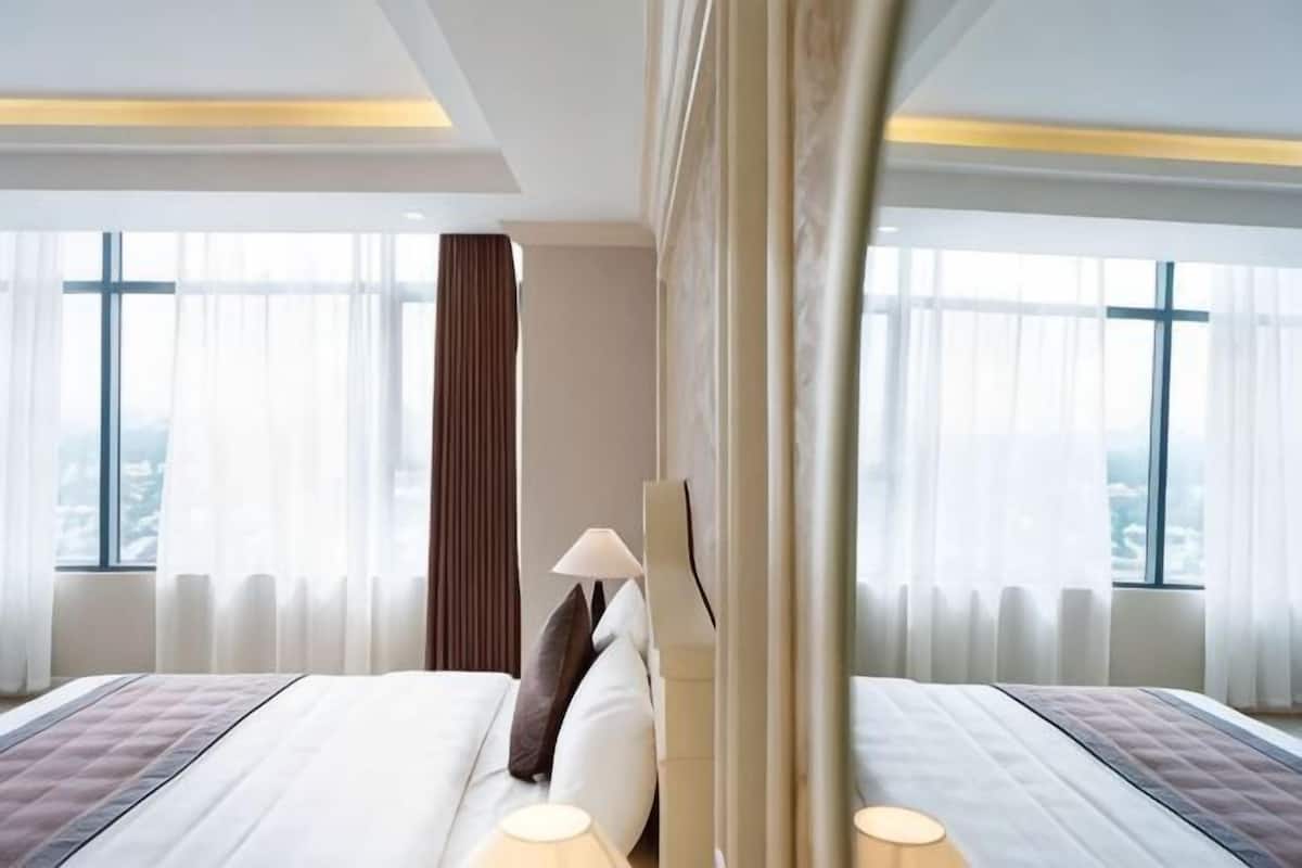 Minibar, desk, blackout drapes, soundproofing