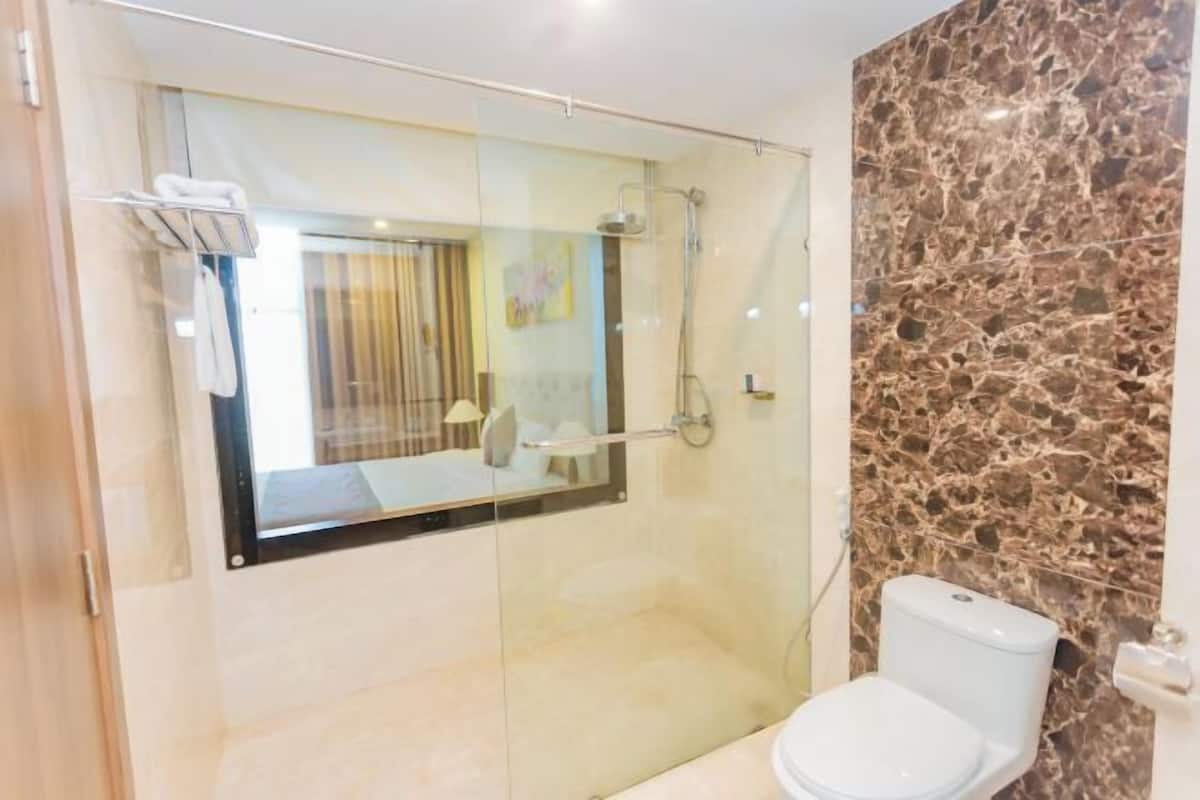 Combined shower/tub, designer toiletries, hair dryer, slippers