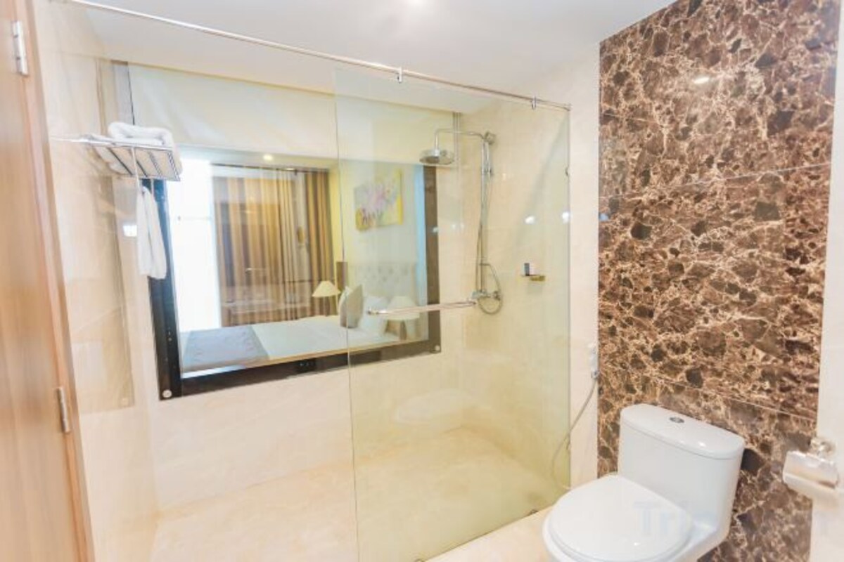 Ensemble douche/baignoire, articles de toilette de luxe, sèche-cheveux