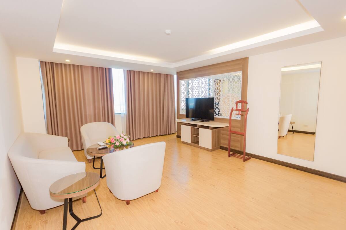executive suite | 1 bedroom, minibar, desk, blackout curtains