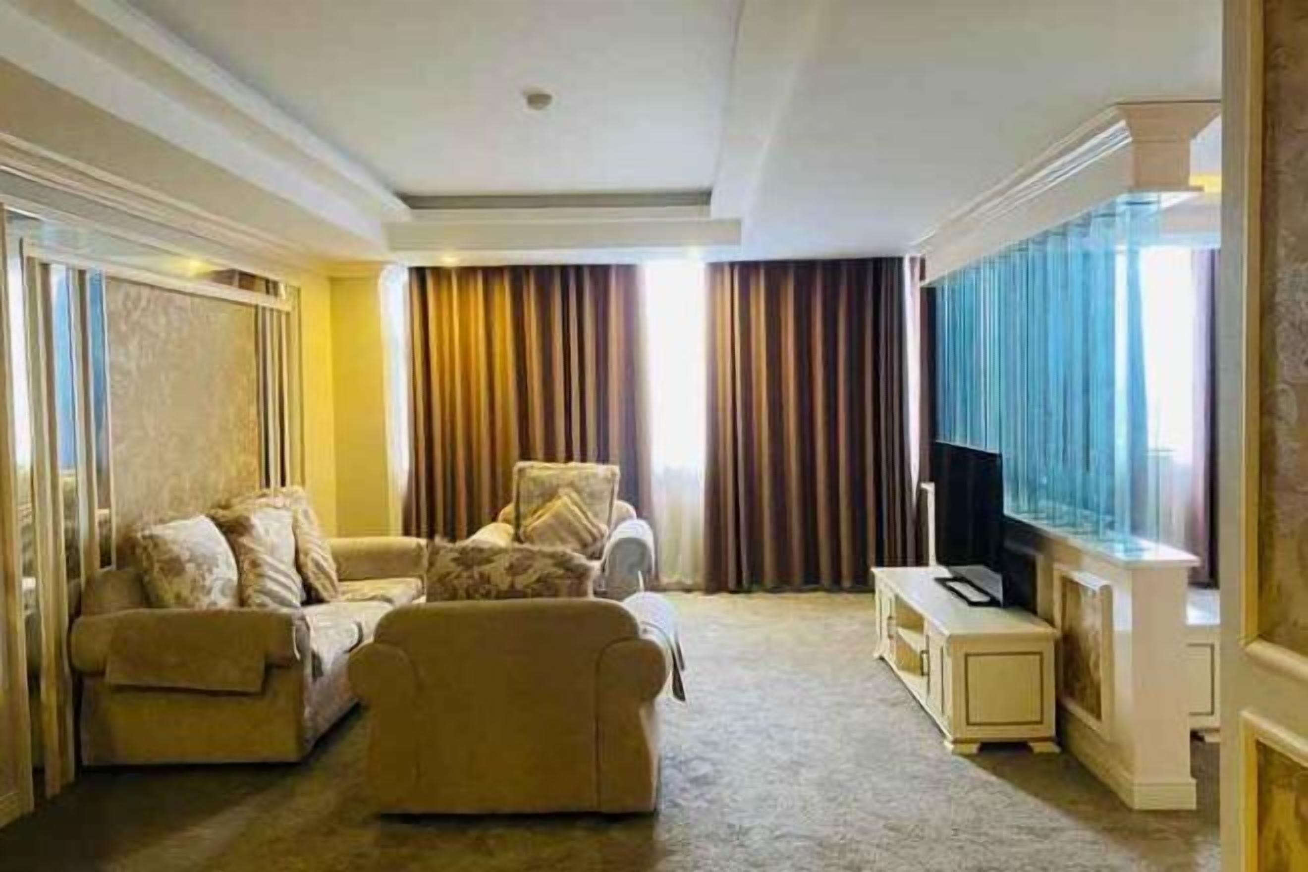 Área de sala de estar | Televisión de plasma de 40 pulgadas con canales por cable y televisión 
