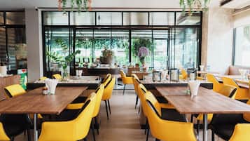 Lunsj og middag serveres, thailandske retter