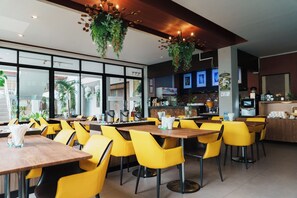 Lunsj og middag serveres, thailandske retter