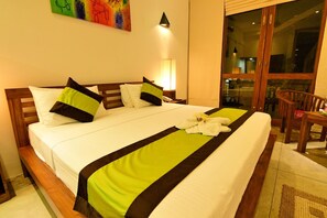 In-room safe, desk, soundproofing, rollaway beds - Elephant Trail (Udawalawa)