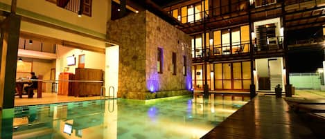 Piscina all'aperto, lettini