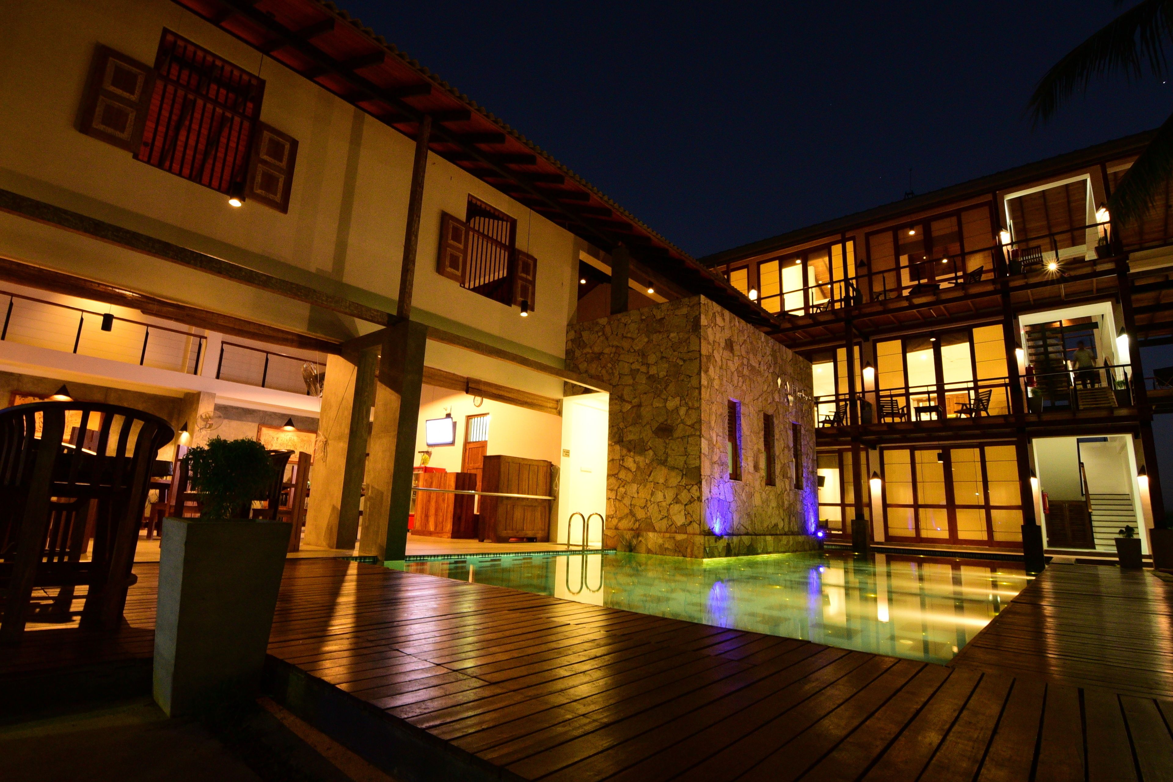 Een buitenzwembad, ligstoelen bij het zwembad