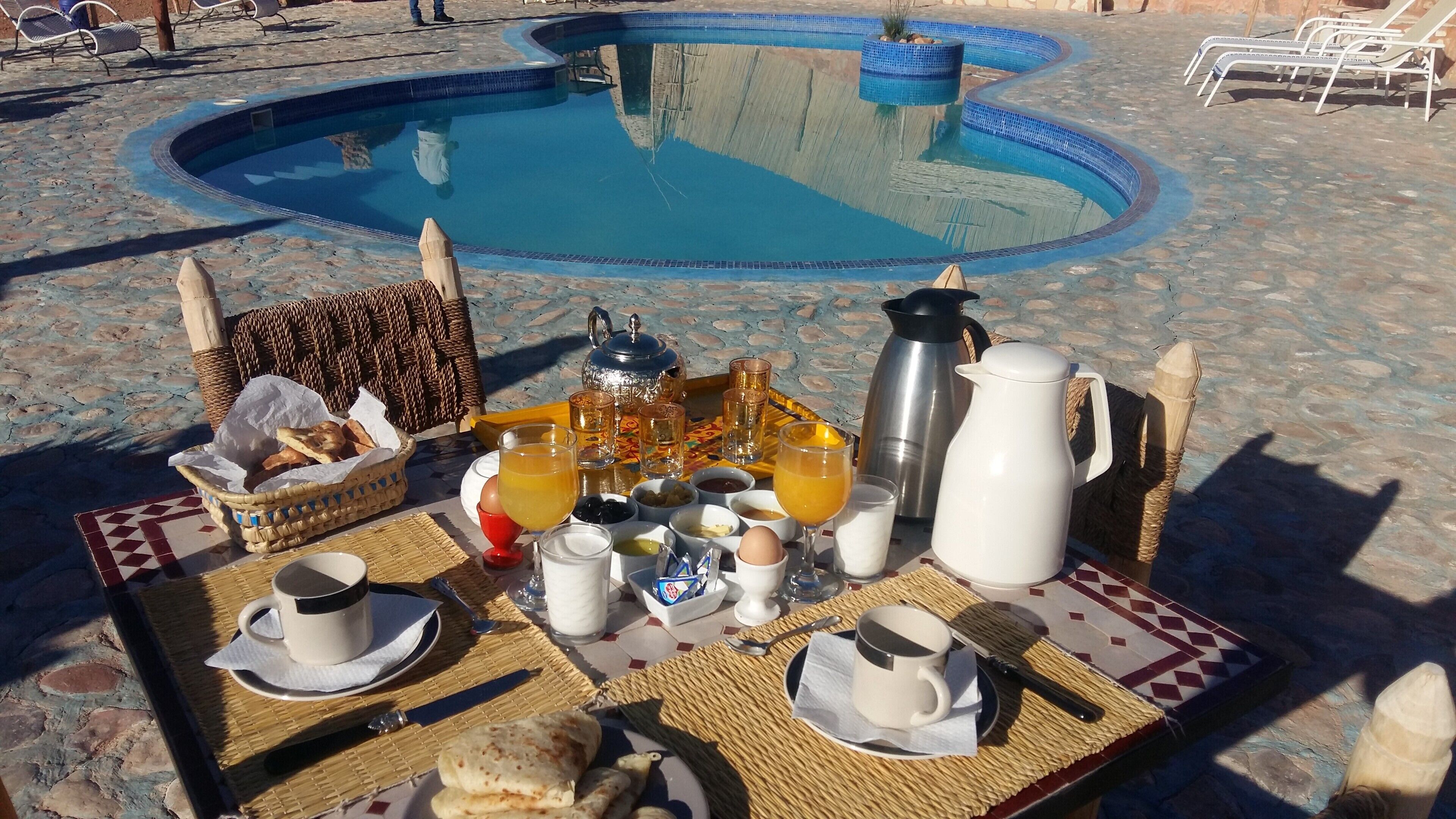 Desayuno con piscina al fondo.