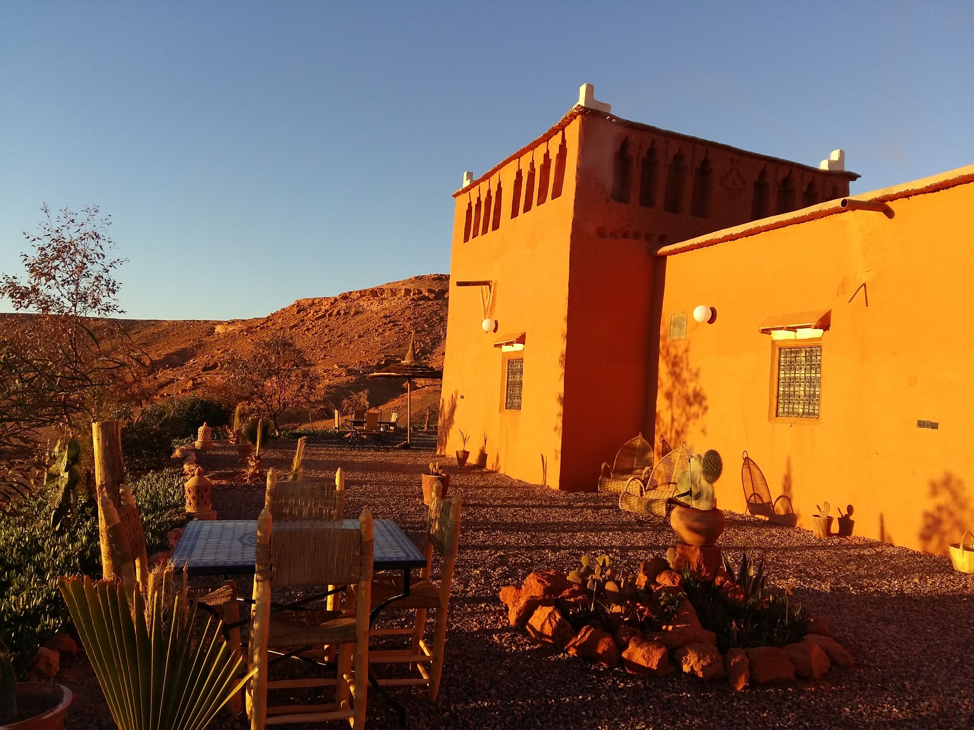 واجهة المنشأة - في المساء/الليل