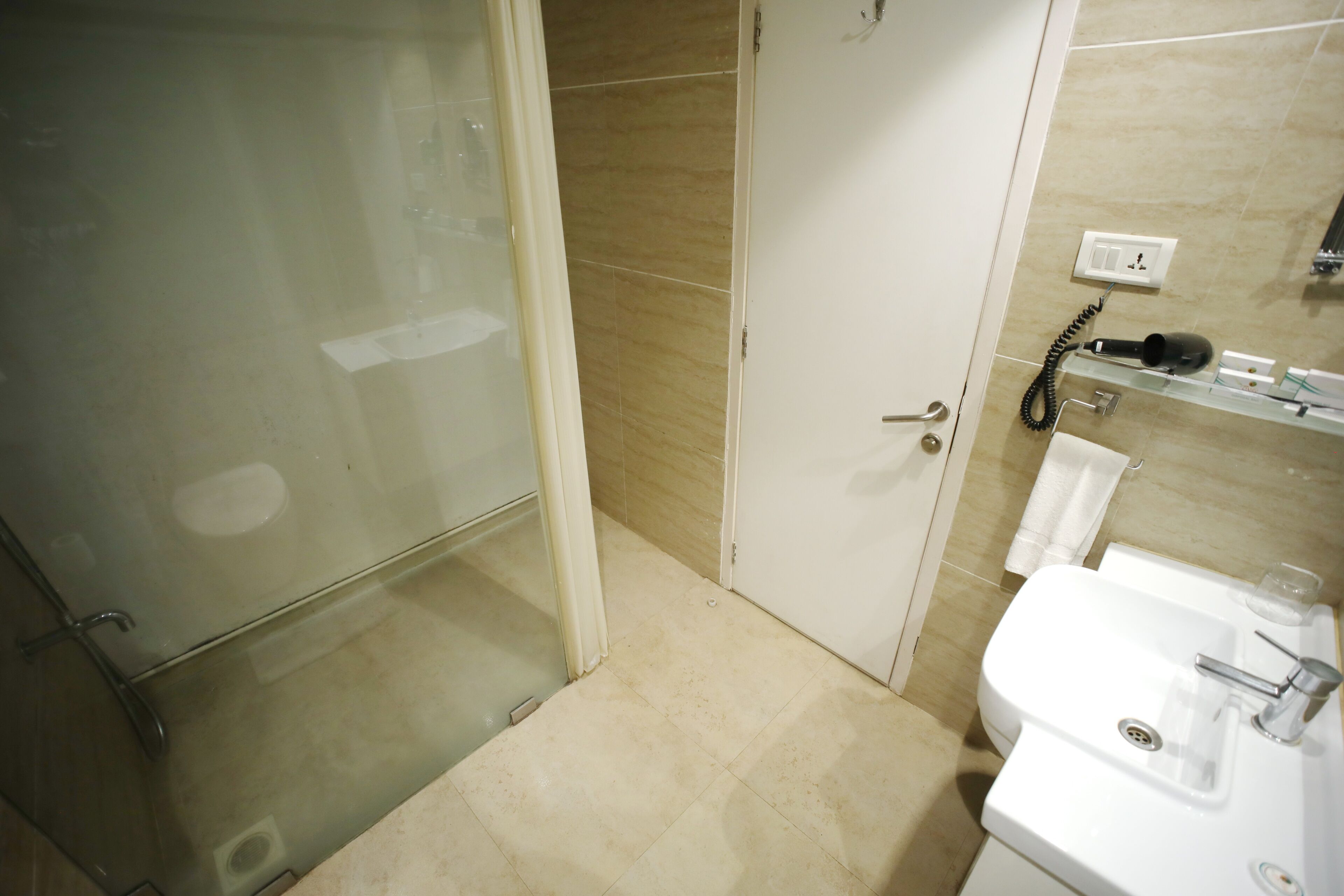 superior twin room, 2 single beds, accessible | bathroom | shower, free toiletries, slippers, bidet