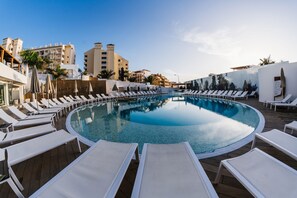Outdoor pool, open 10 AM to 6 PM, pool umbrellas, pool loungers - Ohasis Boutique Suites (Arona)