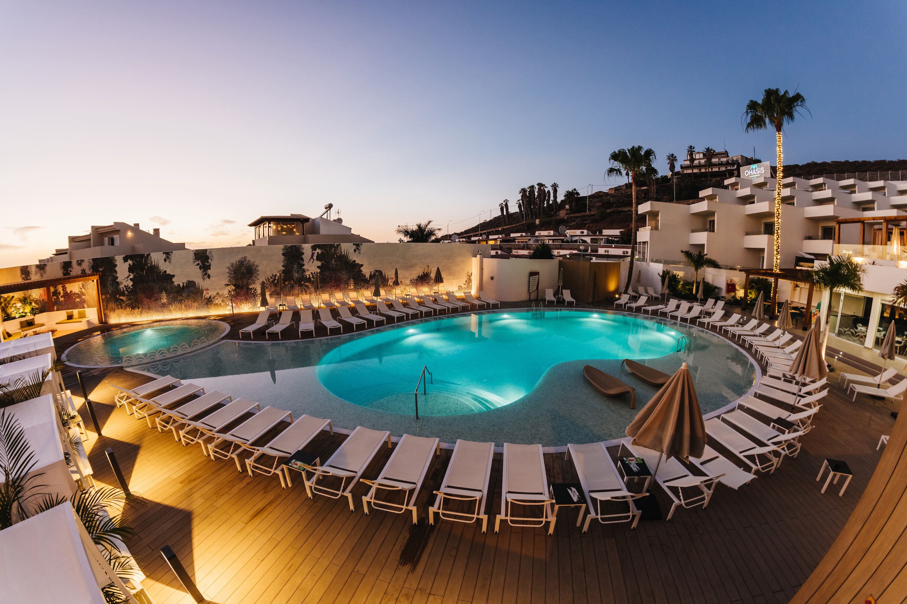Een buitenzwembad, parasols voor strand/zwembad