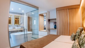 Une salle de bain moderne avec une douche à parois de verre, une baignoire blanche et un meuble-lavabo doté d’un miroir et d’un évier.