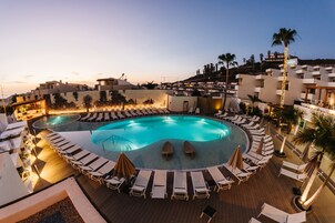 Una piscina al aire libre (de 10:00 a 18:00), sombrillas, tumbonas