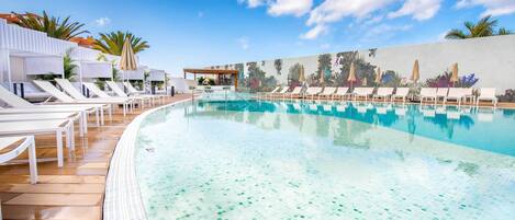 Piscine extérieure, parasols de plage, chaises longues