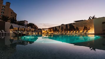 Udendørs pool, åben fra kl. 10.00 til kl. 18.00, parasoller, liggestole
