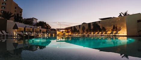 Piscina externa, funciona das 10h às 18h, guarda-sóis, espreguiçadeiras