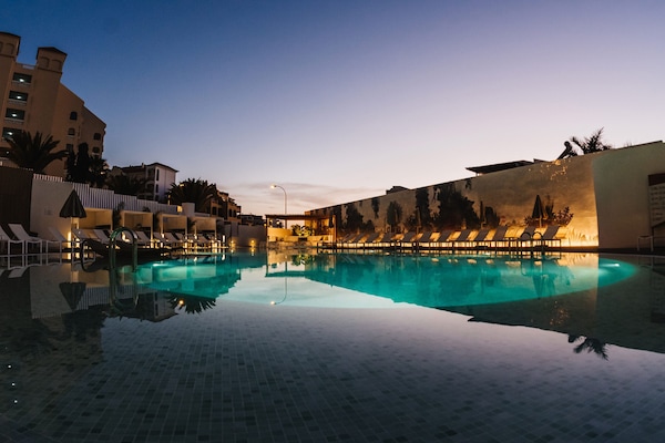 Útilaug, opið kl. 10:00 til kl. 18:00, sólhlífar, sólstólar