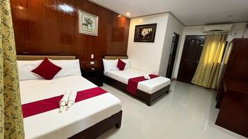 Superior-Zimmer, Mehrere Betten | 1 Schlafzimmer, hochwertige Bettwaren, Daunenbettdecken, Schreibtisch