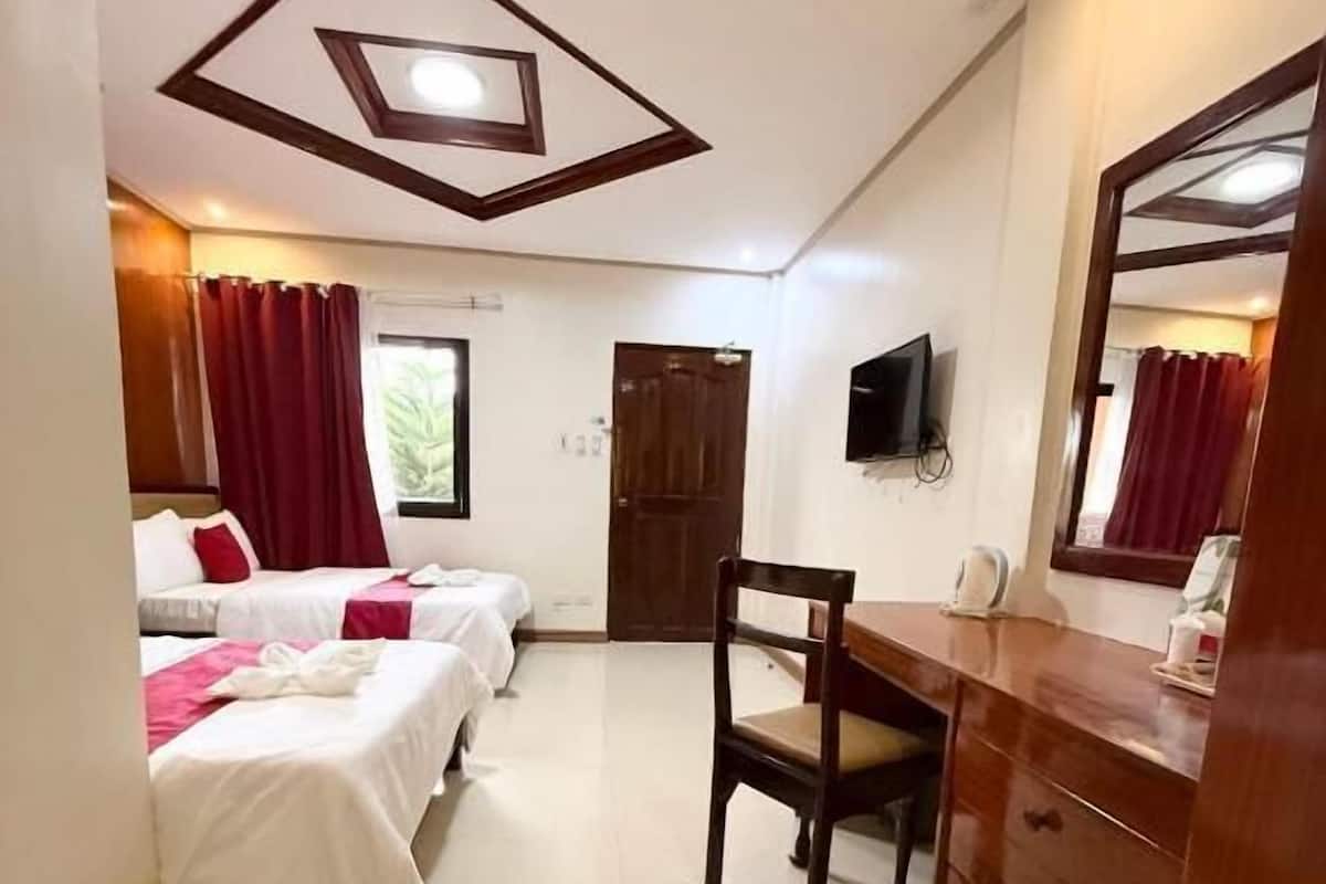 Kamar Double atau Twin Premium | Seprai premium, selimut bulu angsa, dan meja kerja