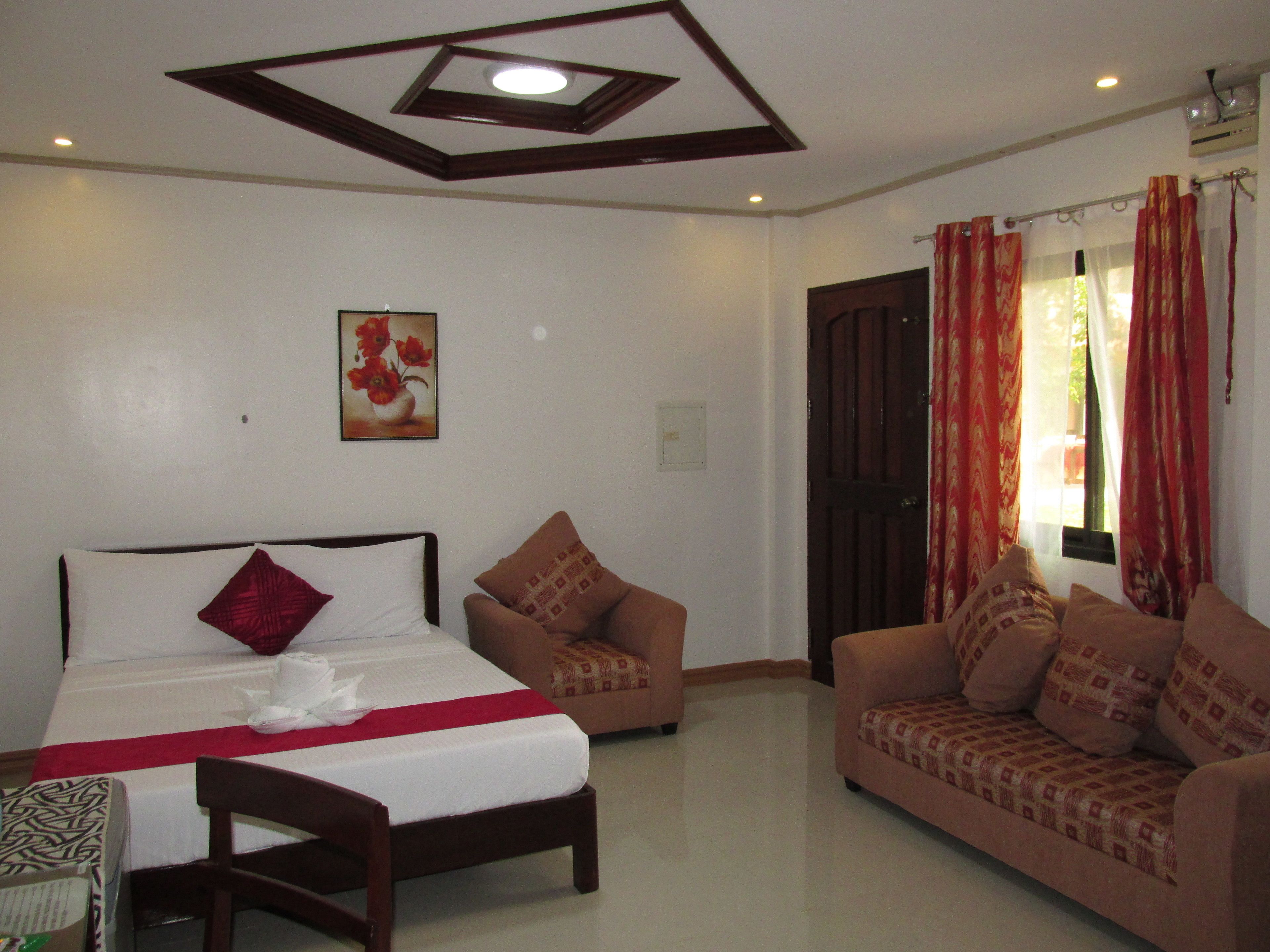 Super Deluxe | Premium bedding, down duvets, desk, laptop workspace