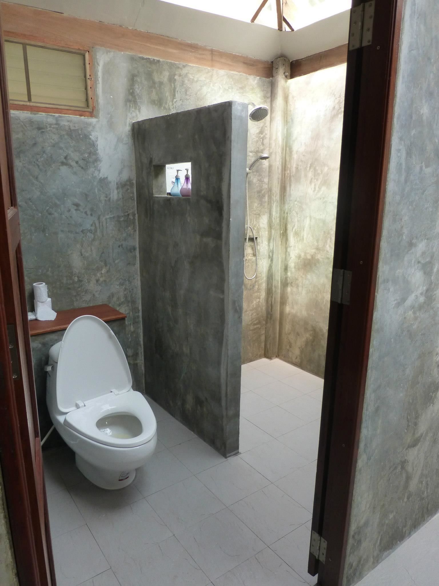 garden view fan bungalow | bathroom | shower, free toiletries, towels