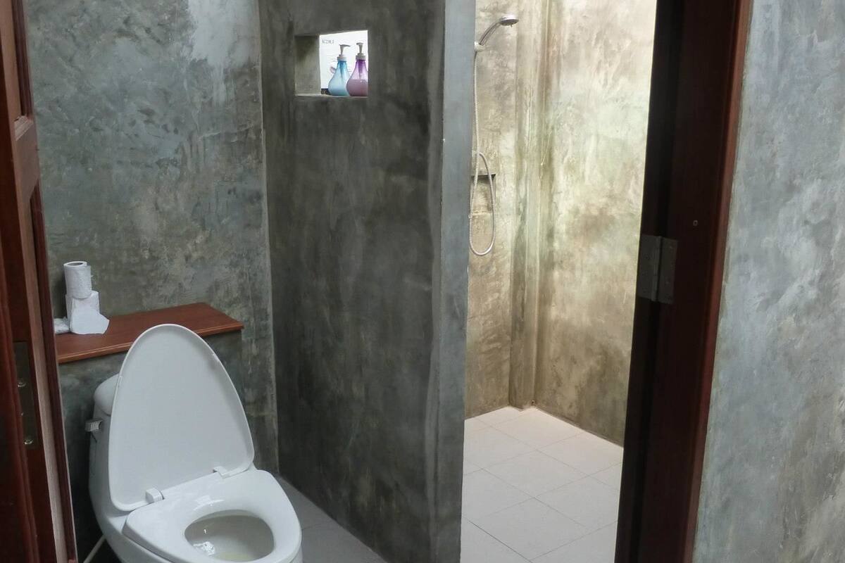 garden view fan bungalow | bathroom | shower, free toiletries, towels