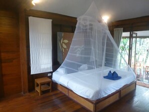 Safe på rommet, blendingsgardiner og ekstrasenger (mot et tillegg)