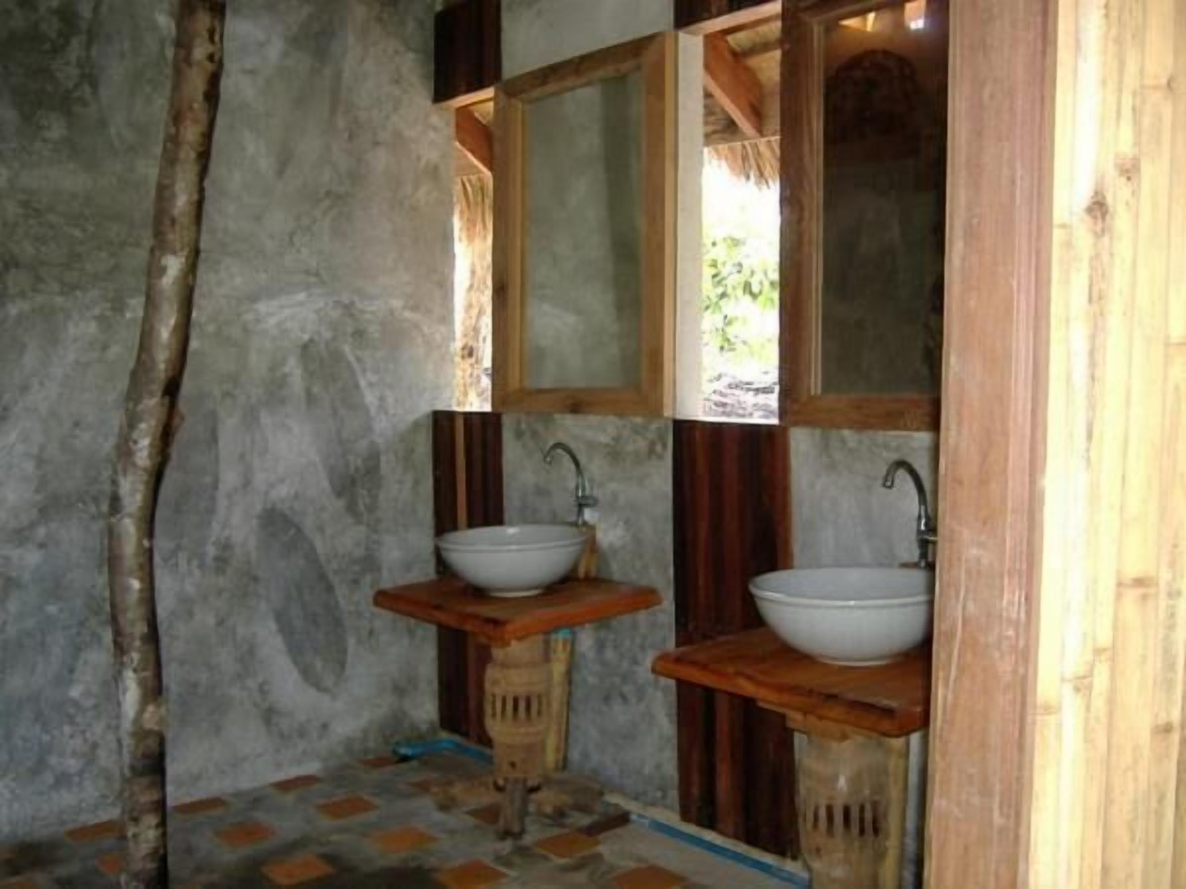 garden view fan bungalow | bathroom | shower, free toiletries, towels