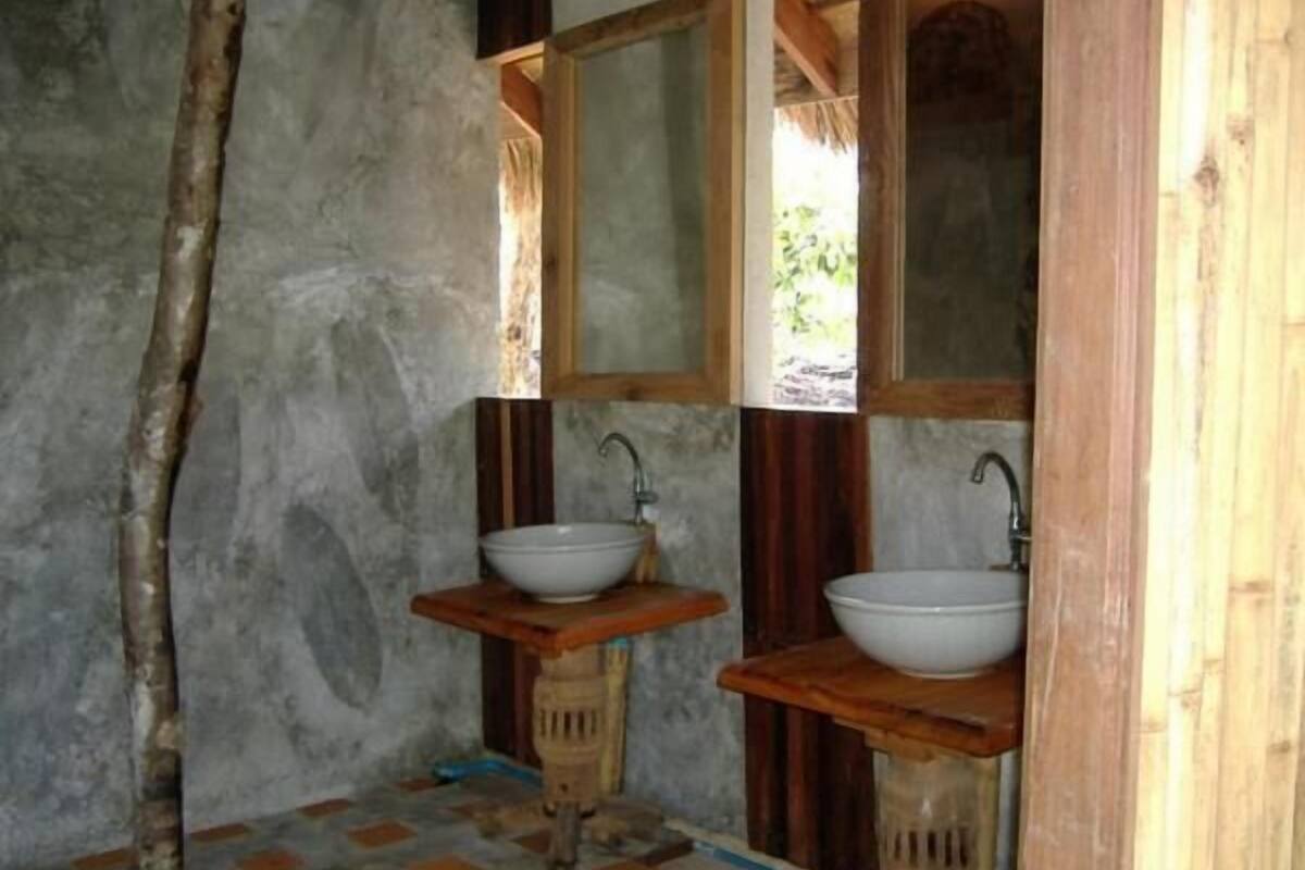 garden view fan bungalow | bathroom | shower, free toiletries, towels