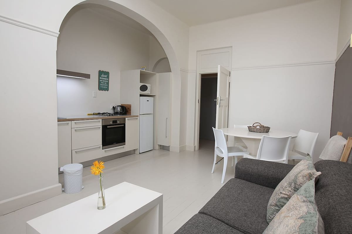 Un apartamento moderno con cocina, comedor y sala de estar.