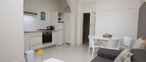 Un apartamento moderno con cocina, comedor y sala de estar.
