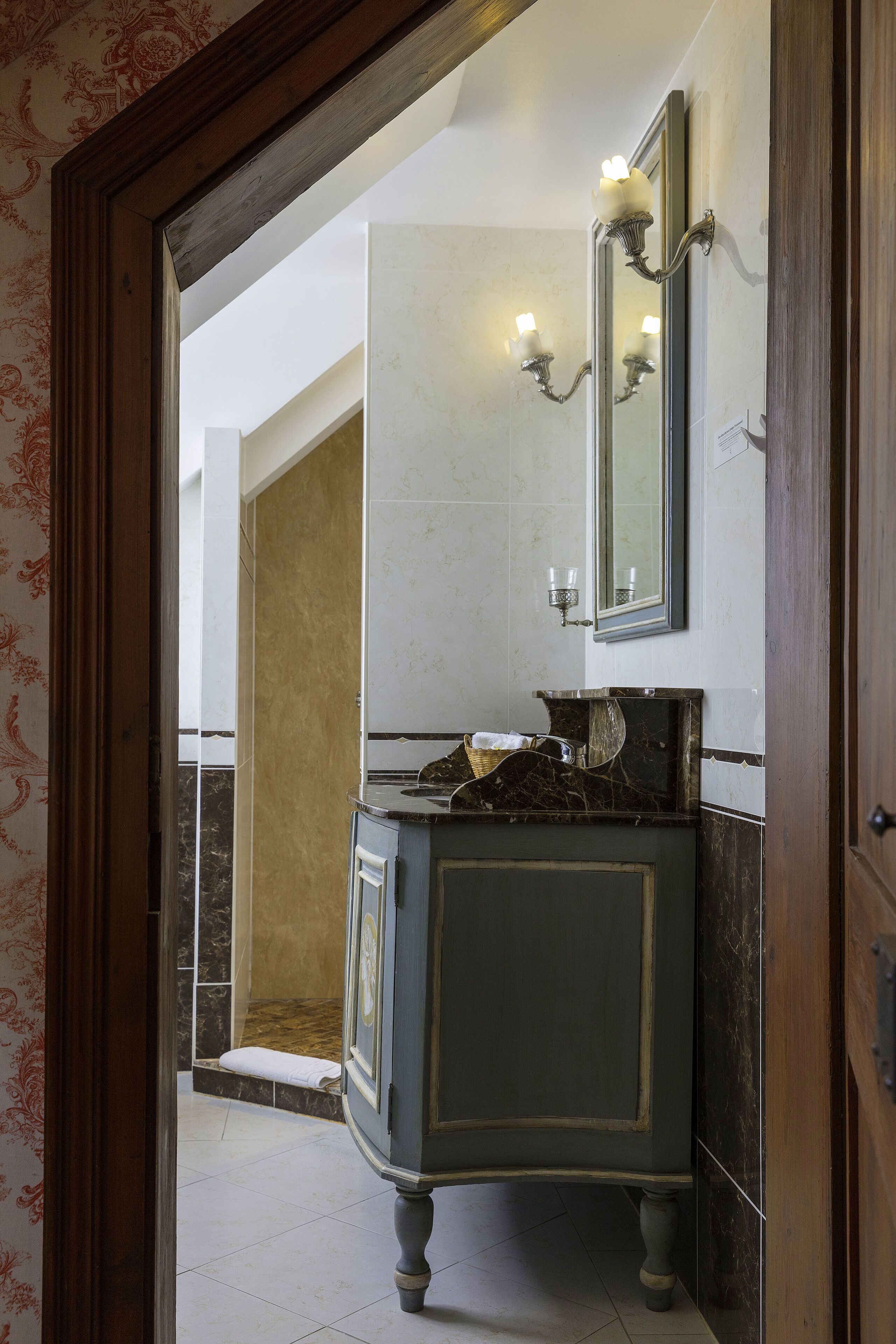 suite | premium bedding, minibar, desk, free cots/infant beds