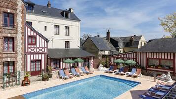 Outdoor pool, pool loungers