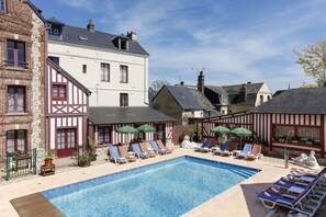 Outdoor pool, pool loungers