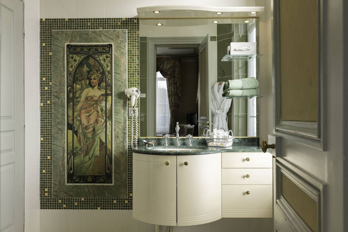 suite | bathroom | free toiletries, hair dryer, towels