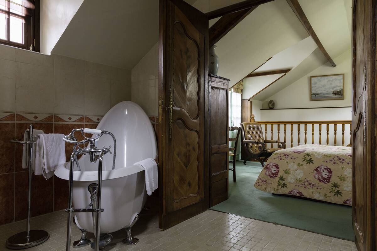 premium bedding, minibar, desk, free cots/infant beds