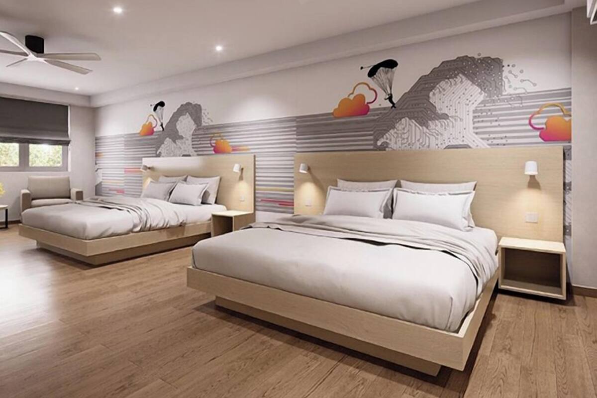 Una habitación de hotel moderna con dos camas, un ventanal grande y un mural en la pared.